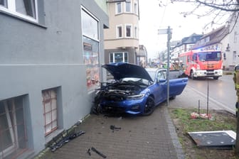Der BMW kam nach dem Unfall an einer Hauswand zum Stehen.