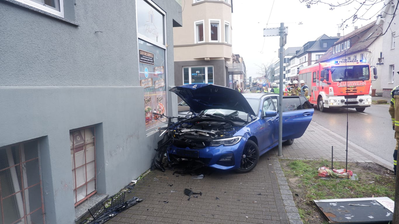 Der BMW kam nach dem Unfall an einer Hauswand zum Stehen.