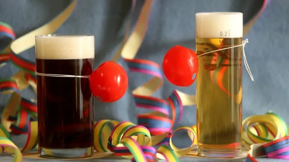 Ein Glas Alt und eine Stange Kölsch (Symbolbild): Welches Bier ist an Karneval teurer? Ein Glas Alt und eine Stange Kölsch (Symbolbild): Welches Bier ist an Karneval teurer?