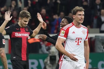 Josip Stanišić (l.) verzichtet auf einen Jubel nach seinem Tor gegen den FC Bayern: Leon Goretzka ist nach dem Gegentor wütend.