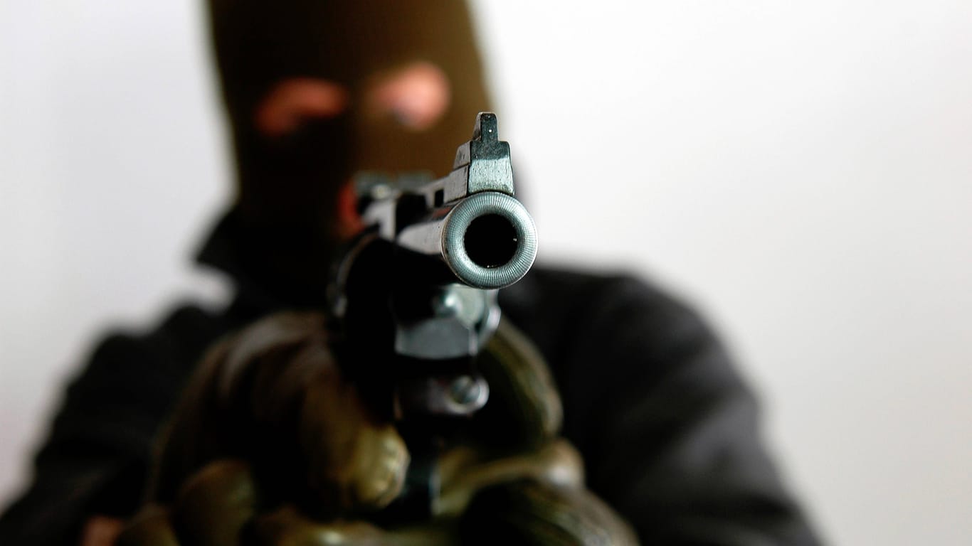 Ein maskierter Mann droht mit einer Schusswaffe (Symbolbild): In der Steeler Straße gab es am Donnerstagabend gleich zwei Raubüberfälle.