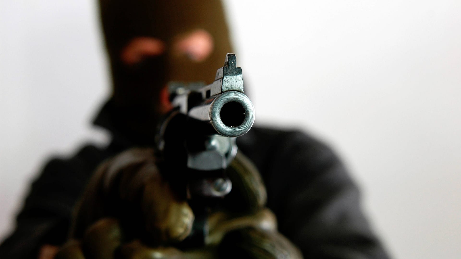 Ein maskierter Mann droht mit einer Schusswaffe (Symbolbild): In der Steeler Straße gab es am Donnerstagabend gleich zwei Raubüberfälle. Ein maskierter Mann droht mit einer Schusswaffe (Symbolbild): In der Steeler Straße gab es am Donnerstagabend gleich zwei Raubüberfälle.
