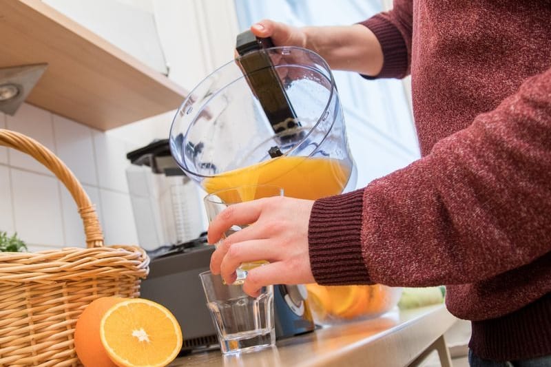 Orangensaft: Für eine bessere Aufnahme von Eisen nimmt man Eisentabletten besser mit Saft ein.