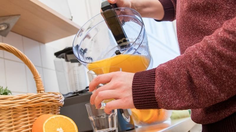 Orangensaft: Für eine bessere Aufnahme von Eisen nimmt man Eisentabletten besser mit Saft ein.