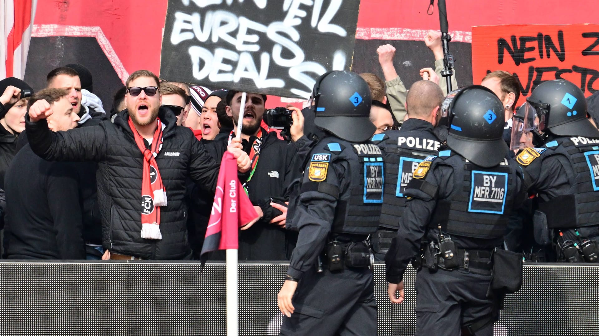 Protest: Anhänger des 1. FC Nürnberg im Innenraum des Max-Morlock-Stadions.