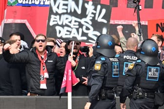 Protest: Anhänger des 1. FC Nürnberg im Innenraum des Max-Morlock-Stadions.