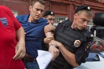 Polizeibeamte halten den russischen Oppositionsführer Alexej Nawalny (l.) im Juli 2013 fest.