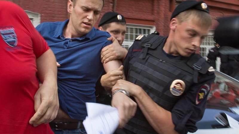 Polizeibeamte halten den russischen Oppositionsführer Alexej Nawalny (l.) im Juli 2013 fest.