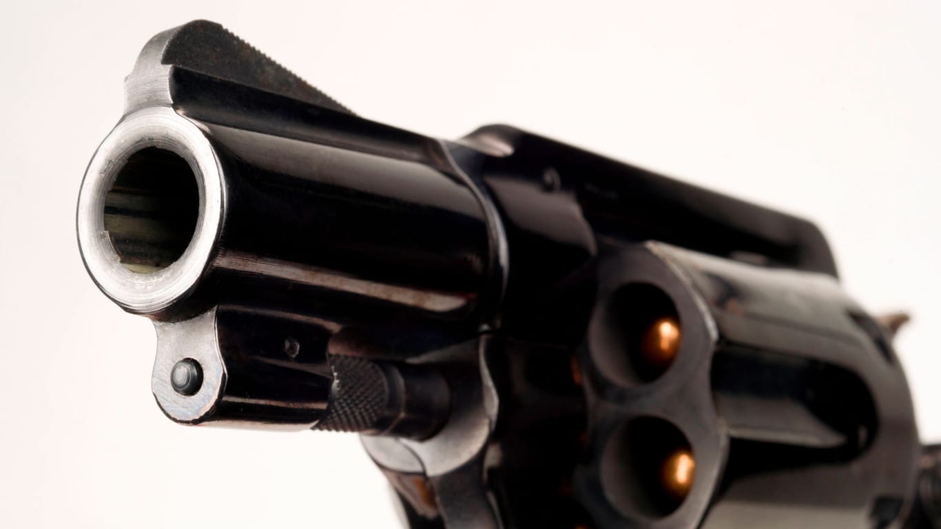 Ein Revolver (Symbolbild): In Paraguay hat eine deutsche Frau ihren deutschen Mann mit einer solchen Waffe erschossen.