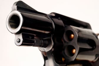 Ein Revolver (Symbolbild): In Paraguay hat eine deutsche Frau ihren deutschen Mann mit einer solchen Waffe erschossen.