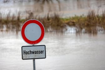 Ein Schild weist auf Hochwasser hin (Symbolbild): Droht eine neue Hochwasserlage in Niedersachsen wie zuletzt rund um den Jahreswechsel?