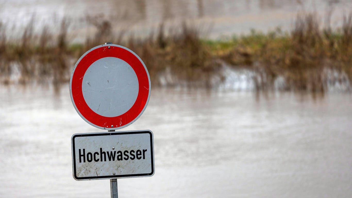 Ein Schild weist auf Hochwasser hin (Symbolbild): Droht eine neue Hochwasserlage in Niedersachsen wie zuletzt rund um den Jahreswechsel?