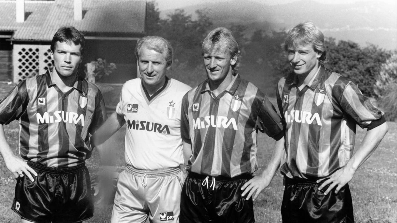 Lothar Matthäus (l.), Jürgen Klinsmann (r.) und Andreas Brehme mit Inter-Trainer Giovanni Trapattoni.