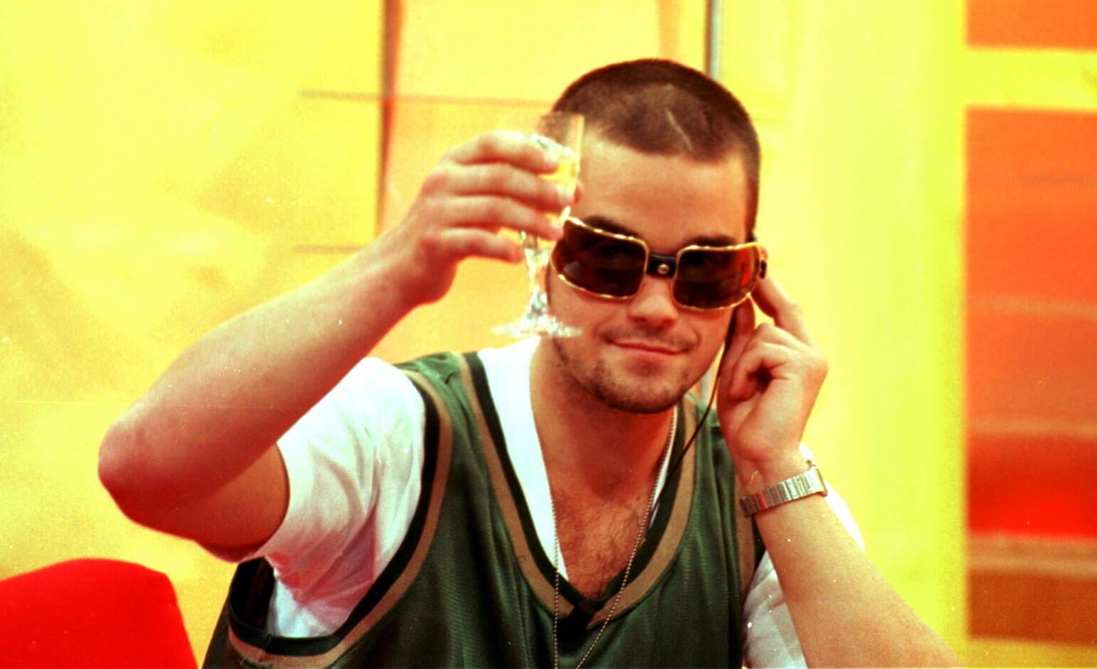 1995 mit Sonnenbrille und Glas Wein: Robbie Williams