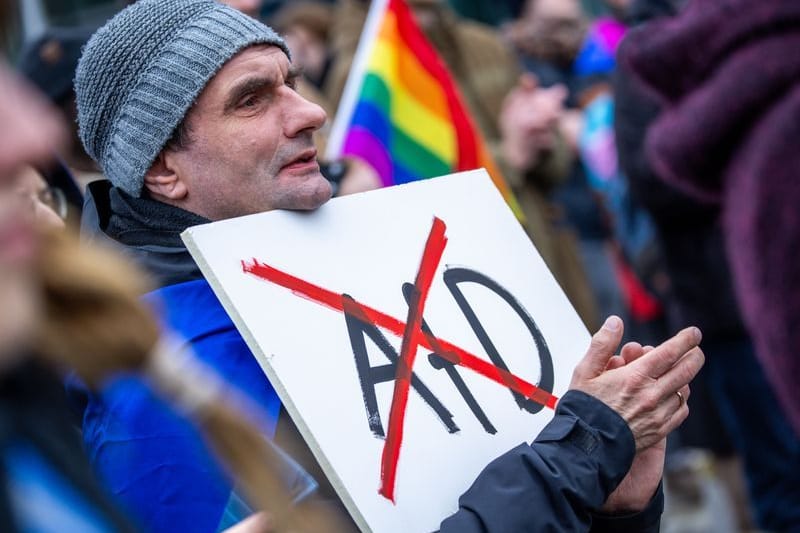 Teilnehmer an einer Demo in Rostock: Die Menschen protestierten für Demokratie und gegen die AfD.