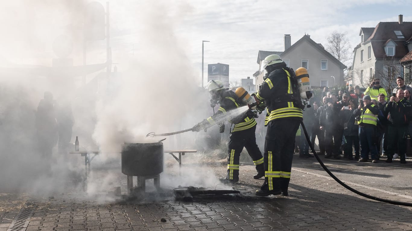 Einsatzkräfte der Feuerwehr in Biberach: Die Feuer, so der Oberbürgermeister der Stadt, seien absichtlich gelegt worden.