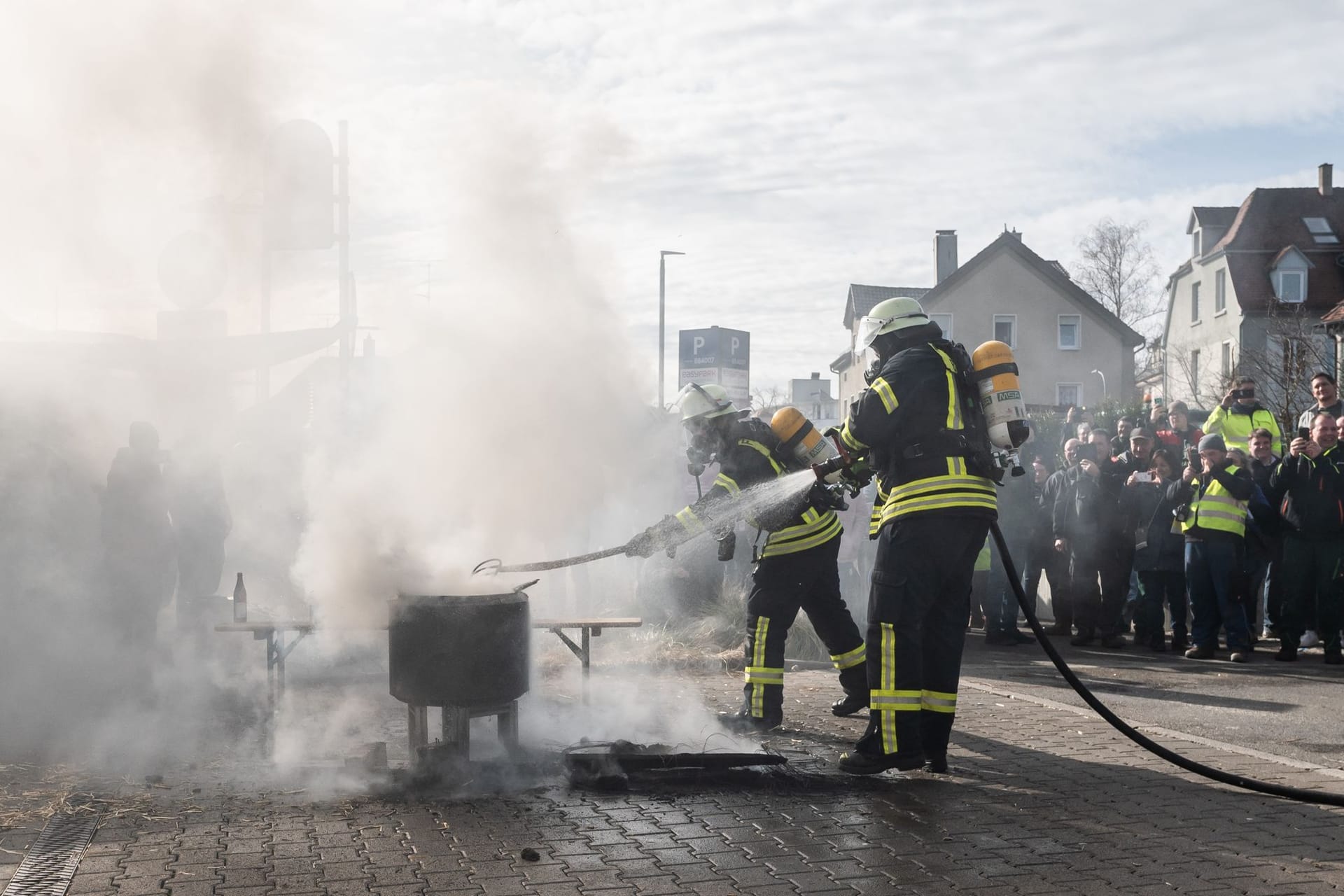 Einsatzkräfte der Feuerwehr in Biberach: Die Feuer, so der Oberbürgermeister der Stadt, seien absichtlich gelegt worden.