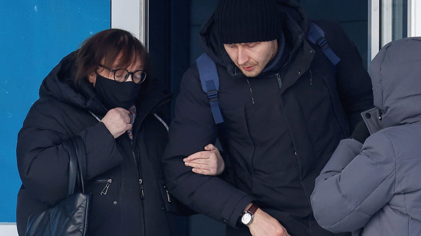 Nawalnys Mutter Ljudmila verlässt in Begleitung ihres Anwalts Alexei Tswetkow das Gebäude der Untersuchungskommission im russischen Salechard.