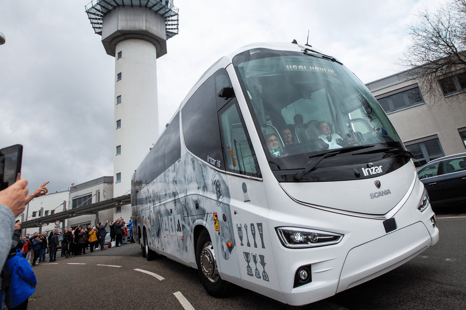 Der Real-Mannschaftsbus: Die Spieler landeten zuvor in Erfurt.