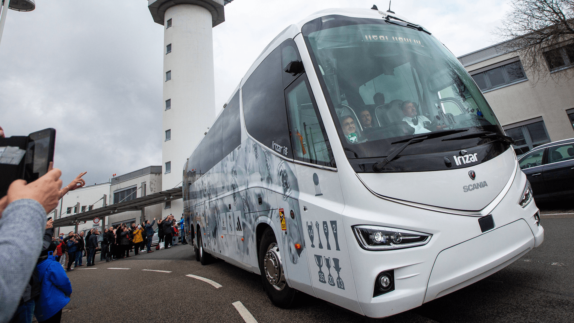 Der Real-Mannschaftsbus: Die Spieler landeten zuvor in Erfurt.