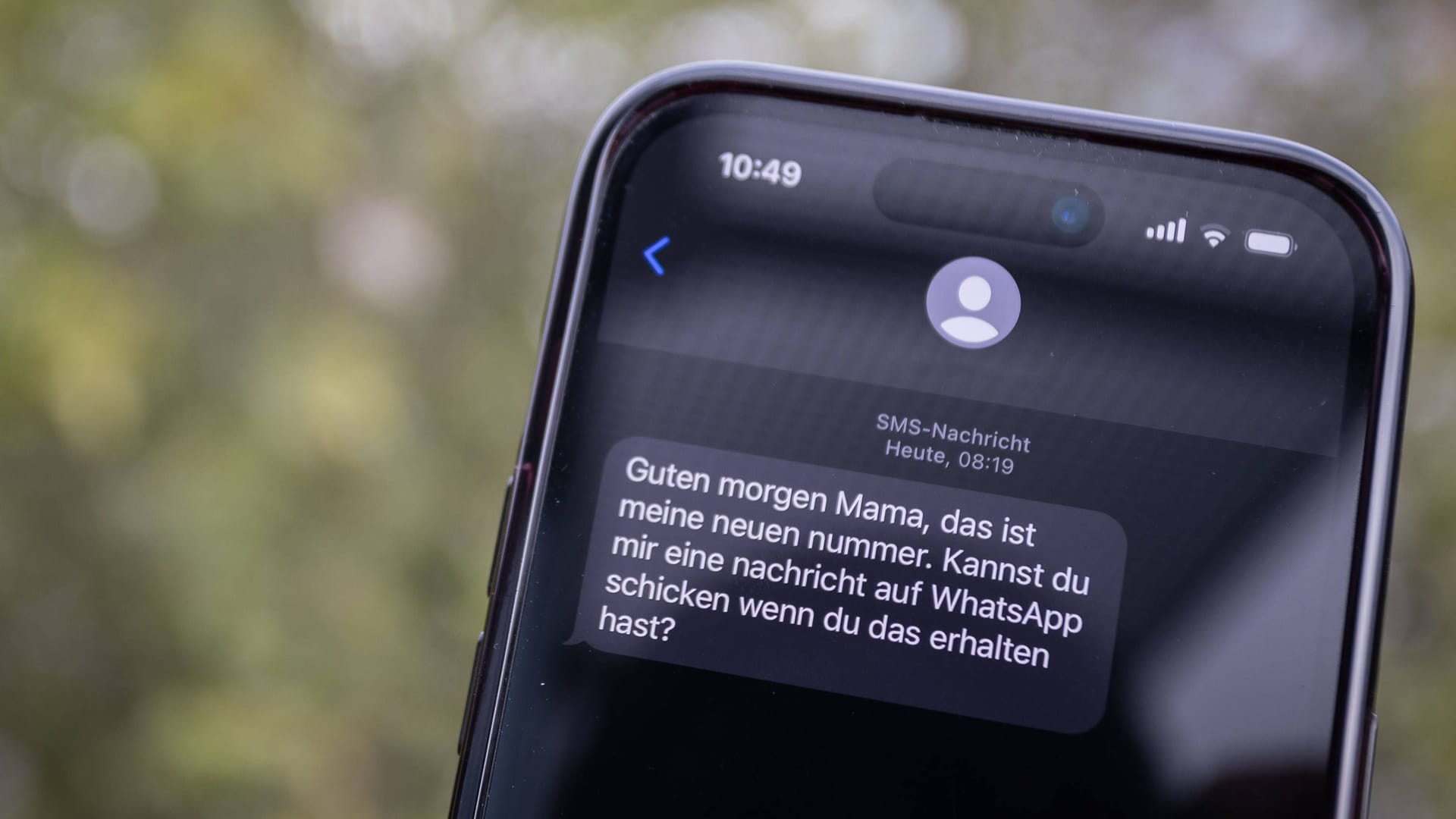 Verdächtige Anfrage bei WhatsApp (Symbolfoto): Immer wieder sind Internetbetrüger erfolgreich. Verdächtige Anfrage bei WhatsApp (Symbolfoto): Immer wieder sind Internetbetrüger erfolgreich.