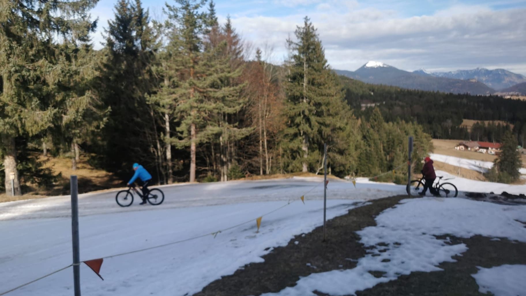 Radfahrer queren die Piste: Skifahren ist unmöglich.