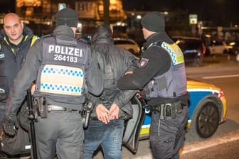 Polizisten nehmen eine Person in Hamburg fest. 2023 gab es deutlich mehr Straftaten in der Hansestadt.