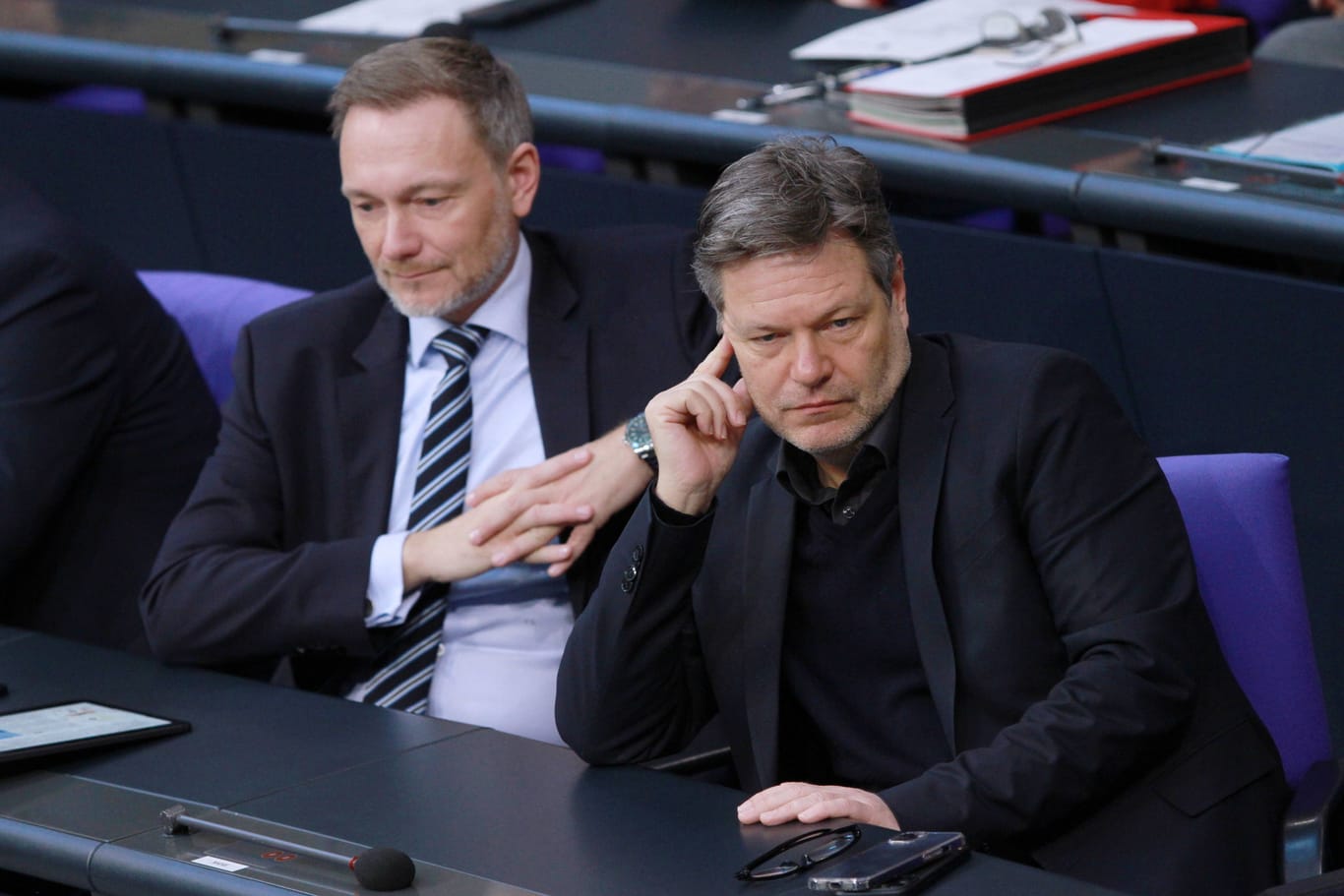 Trübe Aussichten: Finanzminister Christian Lindner (FDP, l.) und Wirtschaftsminister Robert Habeck, (Grüne, r.) im Bundestag.