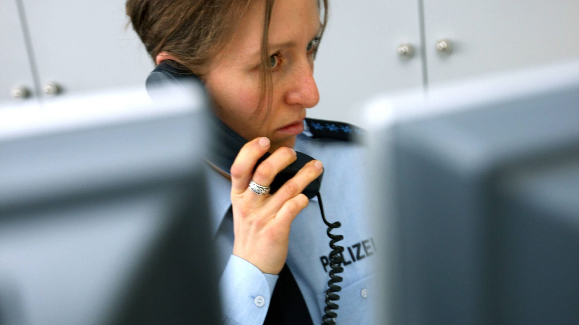 Eine Polizistin telefoniert in einer Leitstelle (Symbolbild): Zu einem Mord von vor über zwei Jahrzehnten sind nun neue Hinweise eingegangen. Eine Polizistin telefoniert in einer Leitstelle (Symbolbild): Zu einem Mord von vor über zwei Jahrzehnten sind nun neue Hinweise eingegangen.