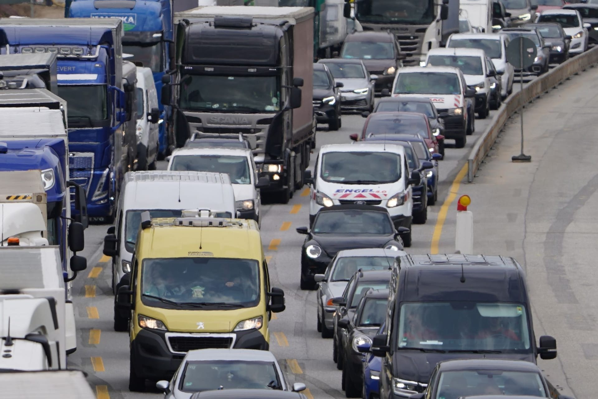 Fahrzeuge stauen sich auf der Autobahn A7 vor dem Elbtunnel (Archivbild): Zehntausende Stunden haben Hamburger 2023 im Stau verbracht.