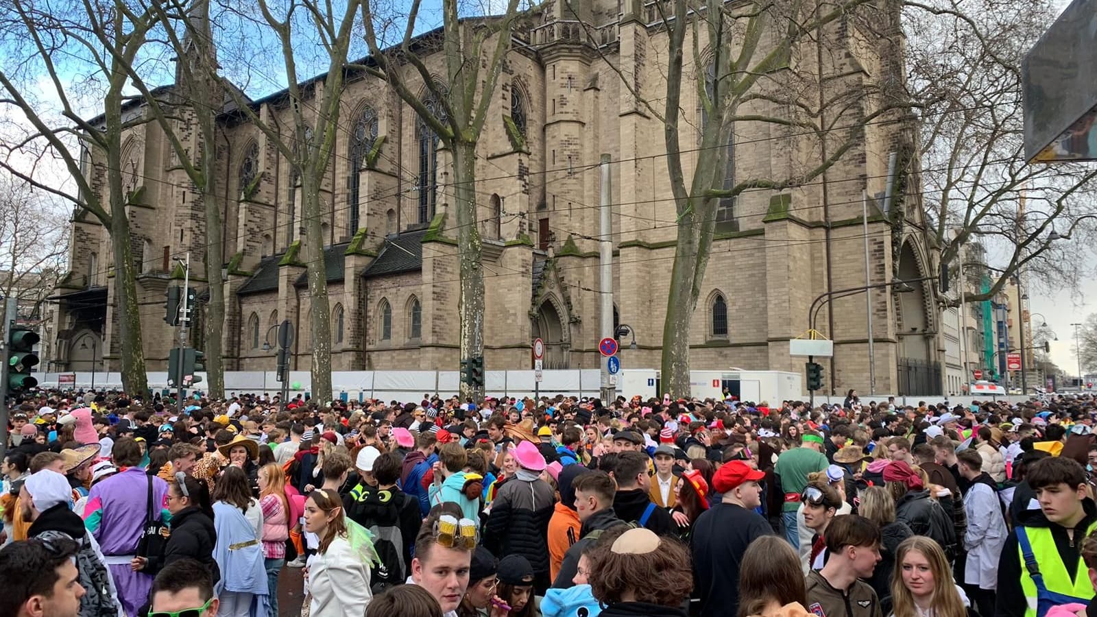 Der Zülpicher Platz an Rosenmontag: Gegen Nachmittag wird es voller.