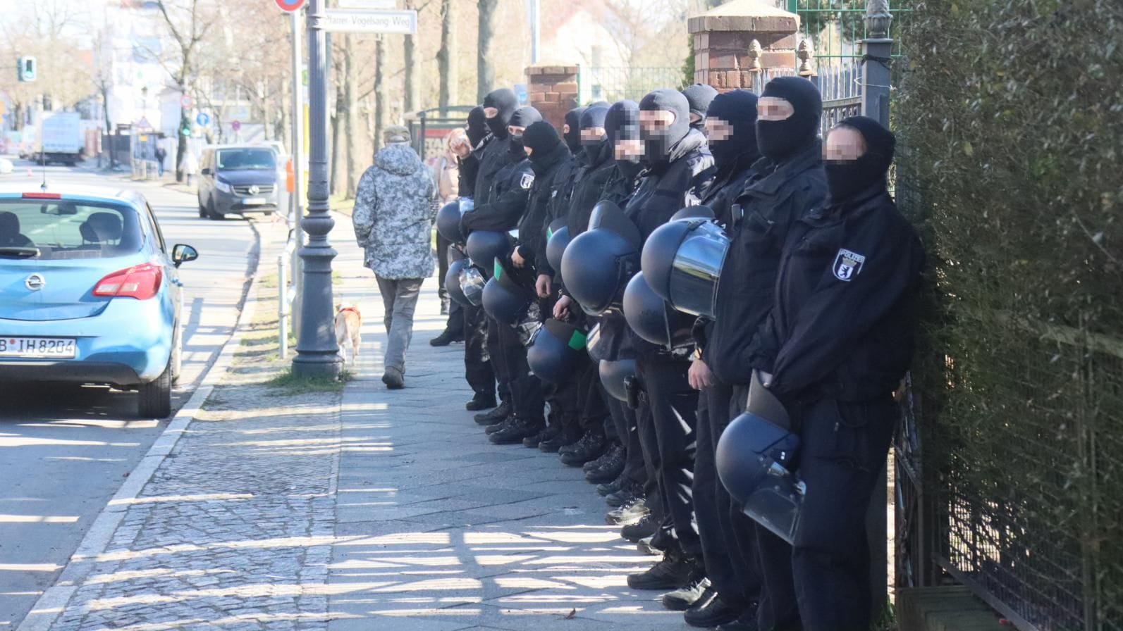 Zum Schutz ihrer Identität vermummte Polizisten sicherten einen Einsatz den Einsatz ab.