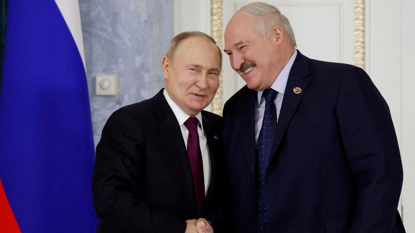 Russlands Präsident Wladimir Putin und Alexander Lukaschenko, Präsident von Belarus (Archivbild): Die beiden Autokraten schmieden gemeinsame Pläne.