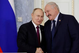 Russlands Präsident Wladimir Putin und Alexander Lukaschenko, Präsident von Belarus (Archivbild): Die beiden Autokraten schmieden gemeinsame Pläne.