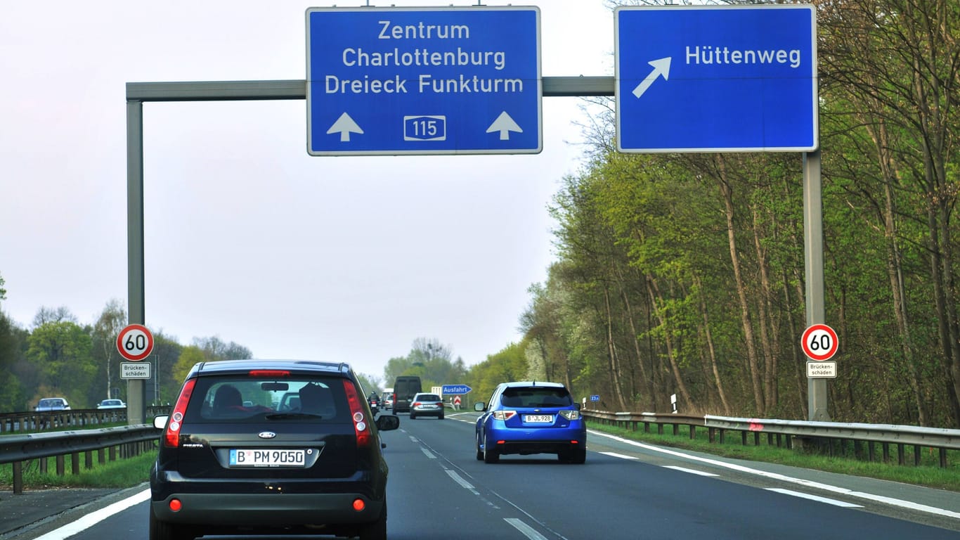 AVUS Autobahn A 115, Stadtautobahn - Schilder Hinweisschilder Straßenschilder Abfahrt Hüttenweg Gesellschaft Verkehr