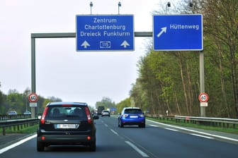 AVUS Autobahn A 115, Stadtautobahn - Schilder Hinweisschilder Straßenschilder Abfahrt Hüttenweg Gesellschaft Verkehr