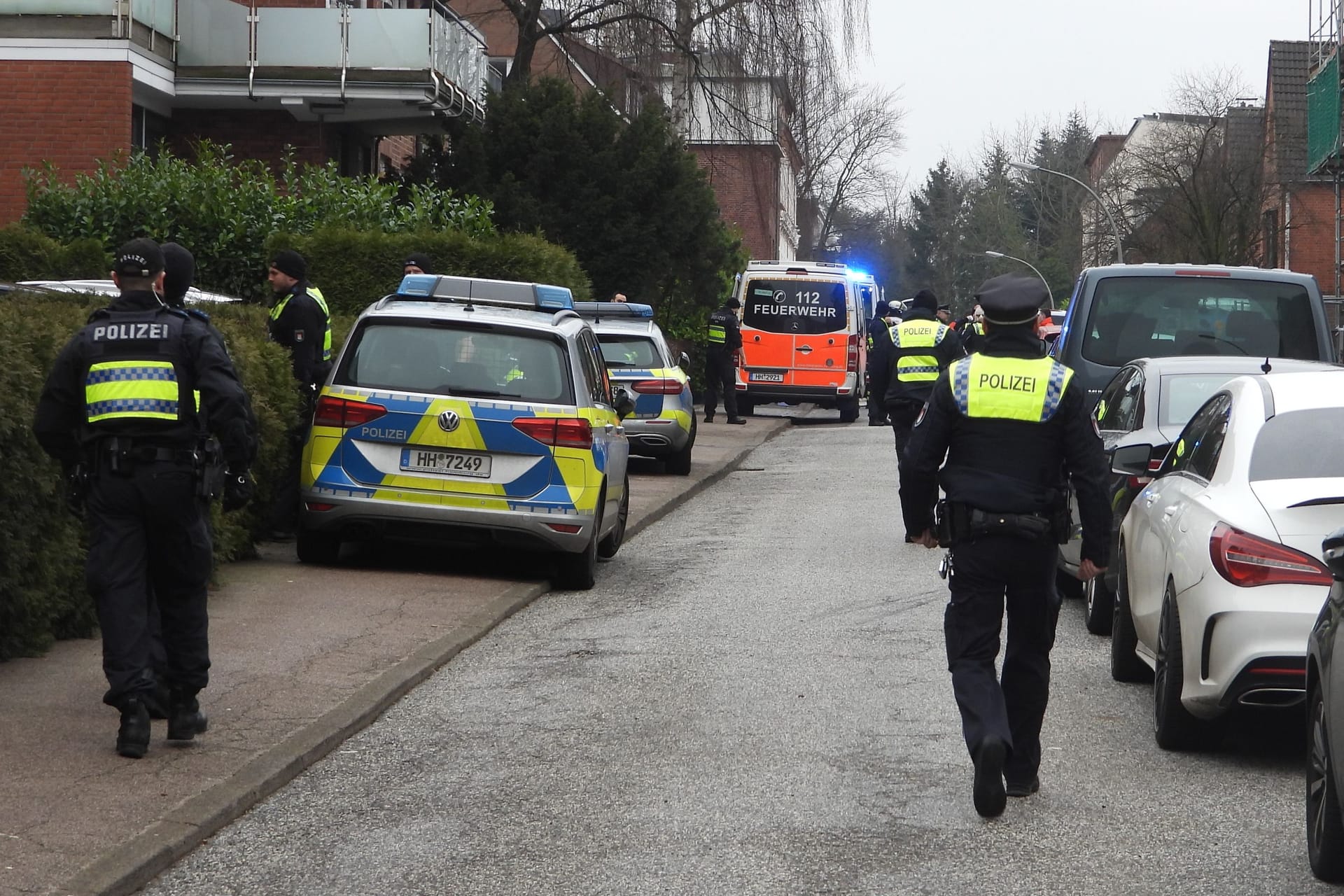 Einsatzkräfte von Polizei und Feuerwehr sind in einem Wohngebiet im Einsatz: Hier wurden zwei Tote gefunden.