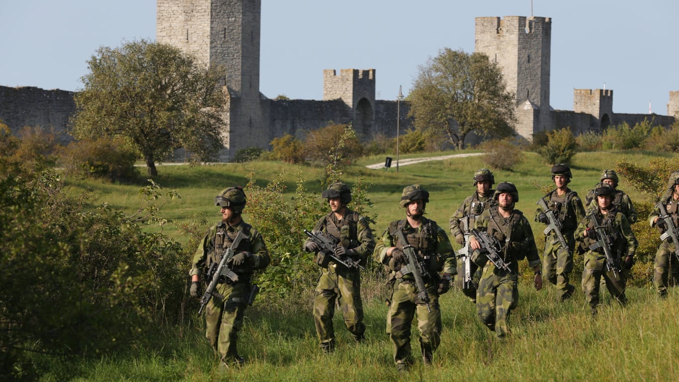 Schwedische Soldaten vor der Stadtmauer von Visby auf Gotland (Archivbild): Bereits in der Vergangenheit war Gotland ein strategisch wichtiger Ort.