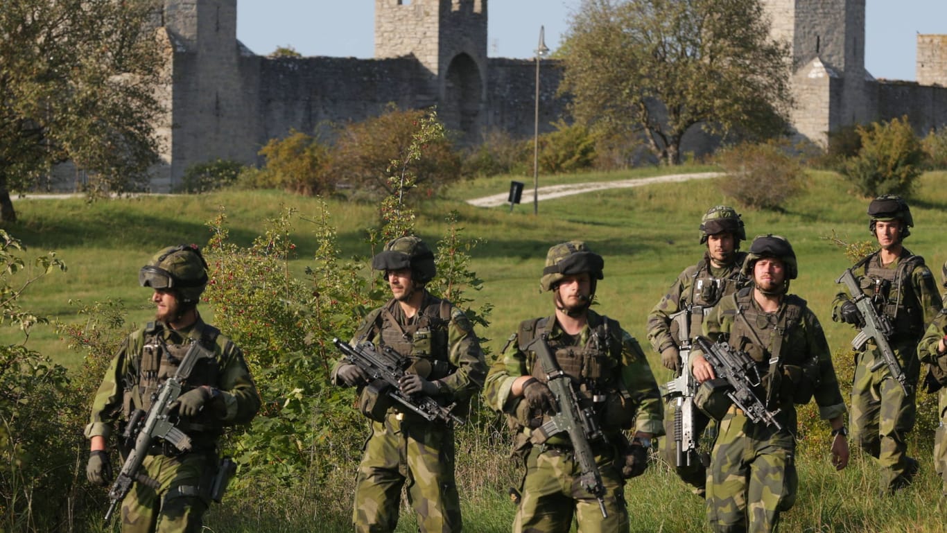 Schwedische Soldaten vor der Stadtmauer von Visby auf Gotland (Archivbild): Bereits in der Vergangenheit war Gotland ein strategisch wichtiger Ort.