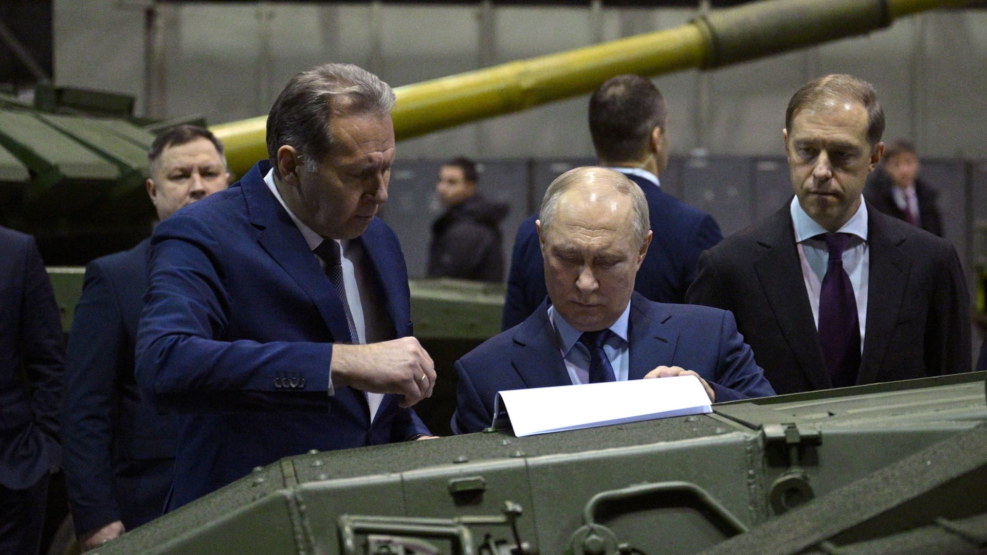 Präsident Wladimir Putin in einer Panzerfabrik (Archivbild): Sein Militär greift im Nordosten der Ukraine auf vier Achsen an.