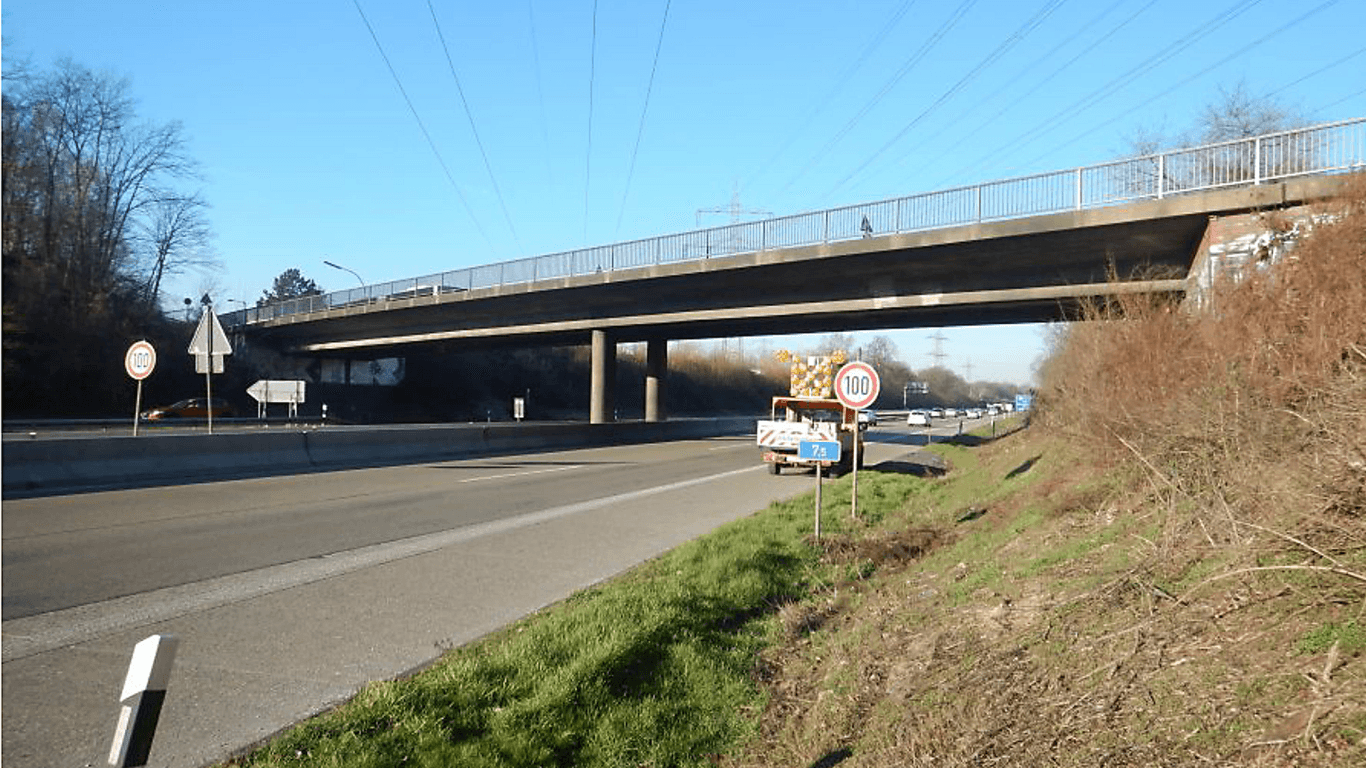 Eine kleine Brücke führt über eine Autobahn in Köln (Symbolbild): Die Brücke "Rather Straße" soll bald abgerissen werden.