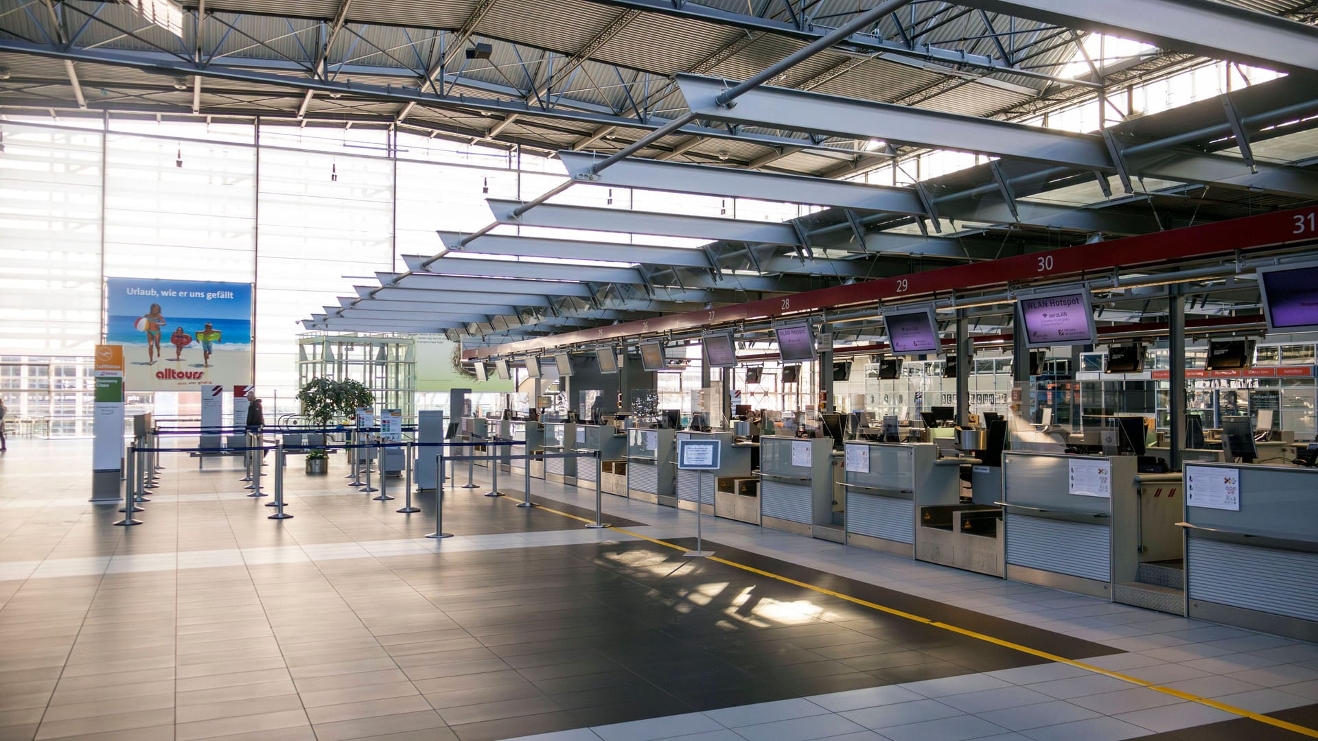 Menschenleeres Terminal im Flughafen Dresden (Archivbild): Auch am Sonntag passiert dort wenig bis nichts.