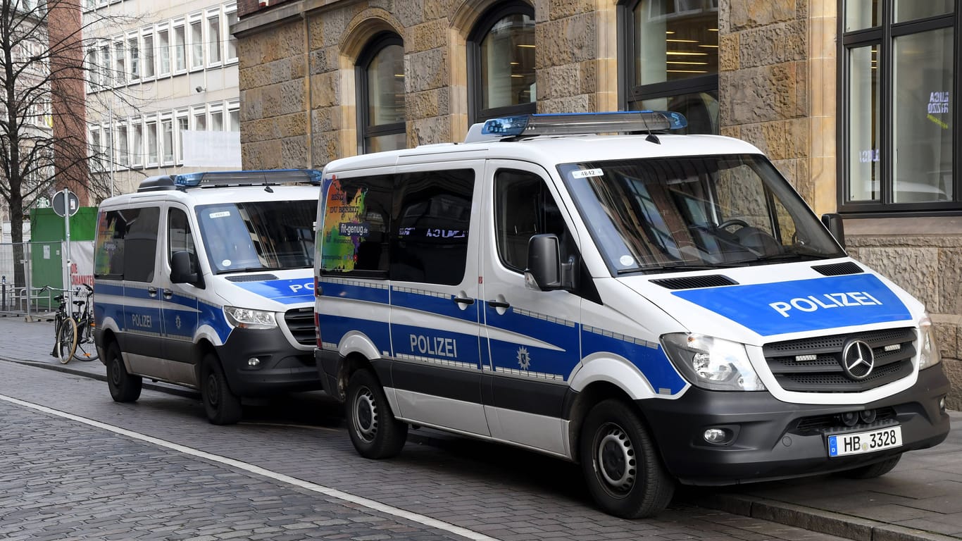 Zwei Einsatzwagen der Bremer Polizei (Symbolbild): Die Ermittler hoffen auf Zeugenhinweise.