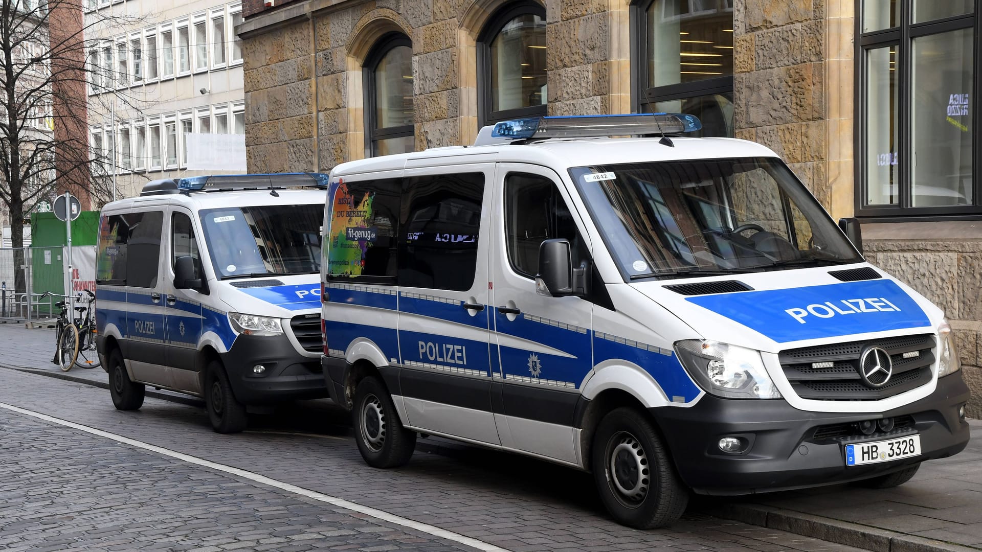 Zwei Einsatzwagen der Bremer Polizei (Symbolbild): Die Ermittler hoffen auf Zeugenhinweise.