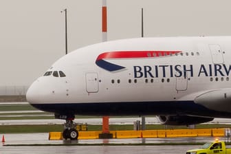 Flugzeug von "Britisch Airways" (Symbolbild): Nachdem sich die Notrutschen aktiviert hatten, rückte die Flughafenfeuerwehr an.