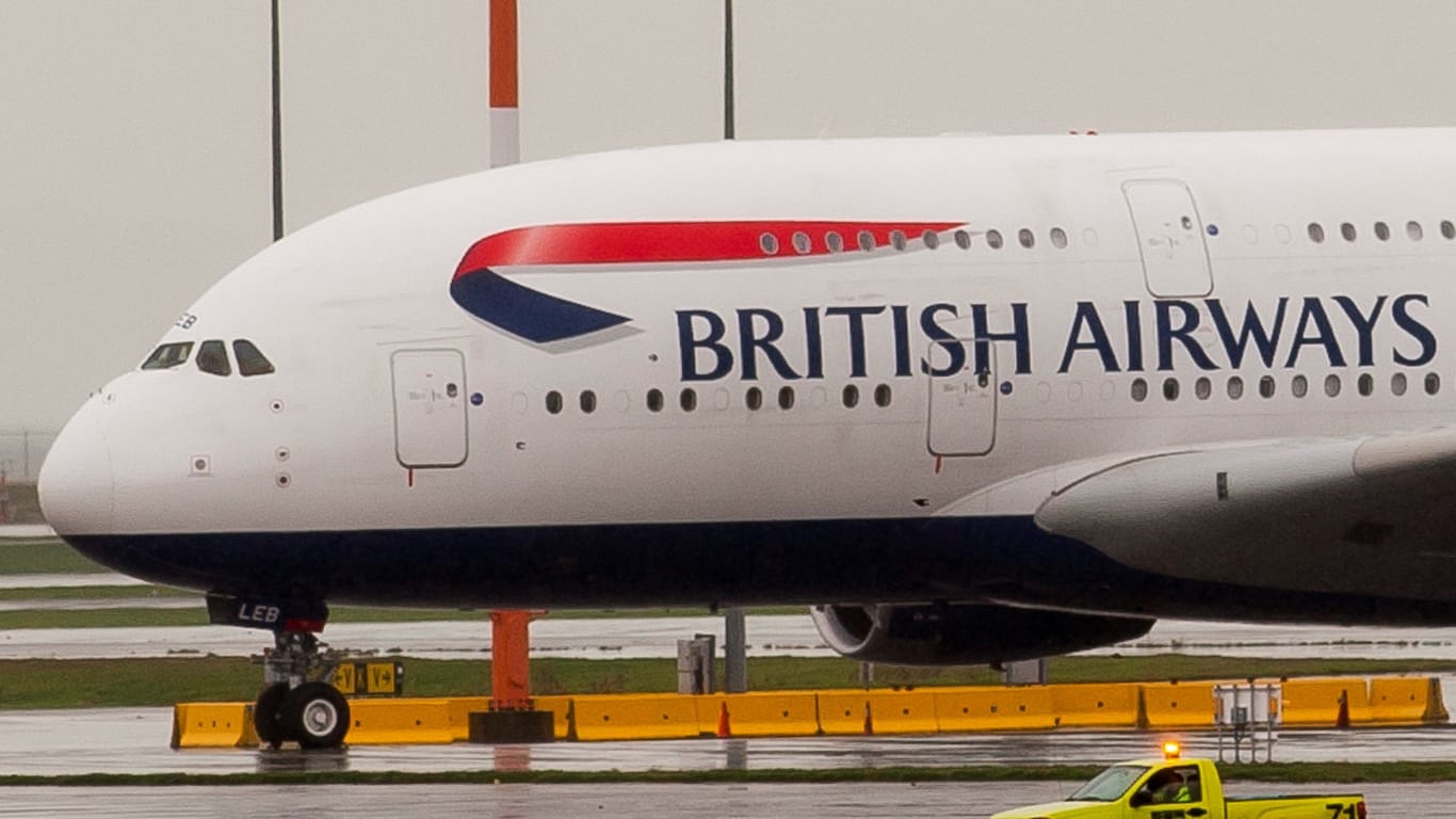 Flugzeug von "Britisch Airways" (Symbolbild): Nachdem sich die Notrutschen aktiviert hatten, rückte die Flughafenfeuerwehr an.