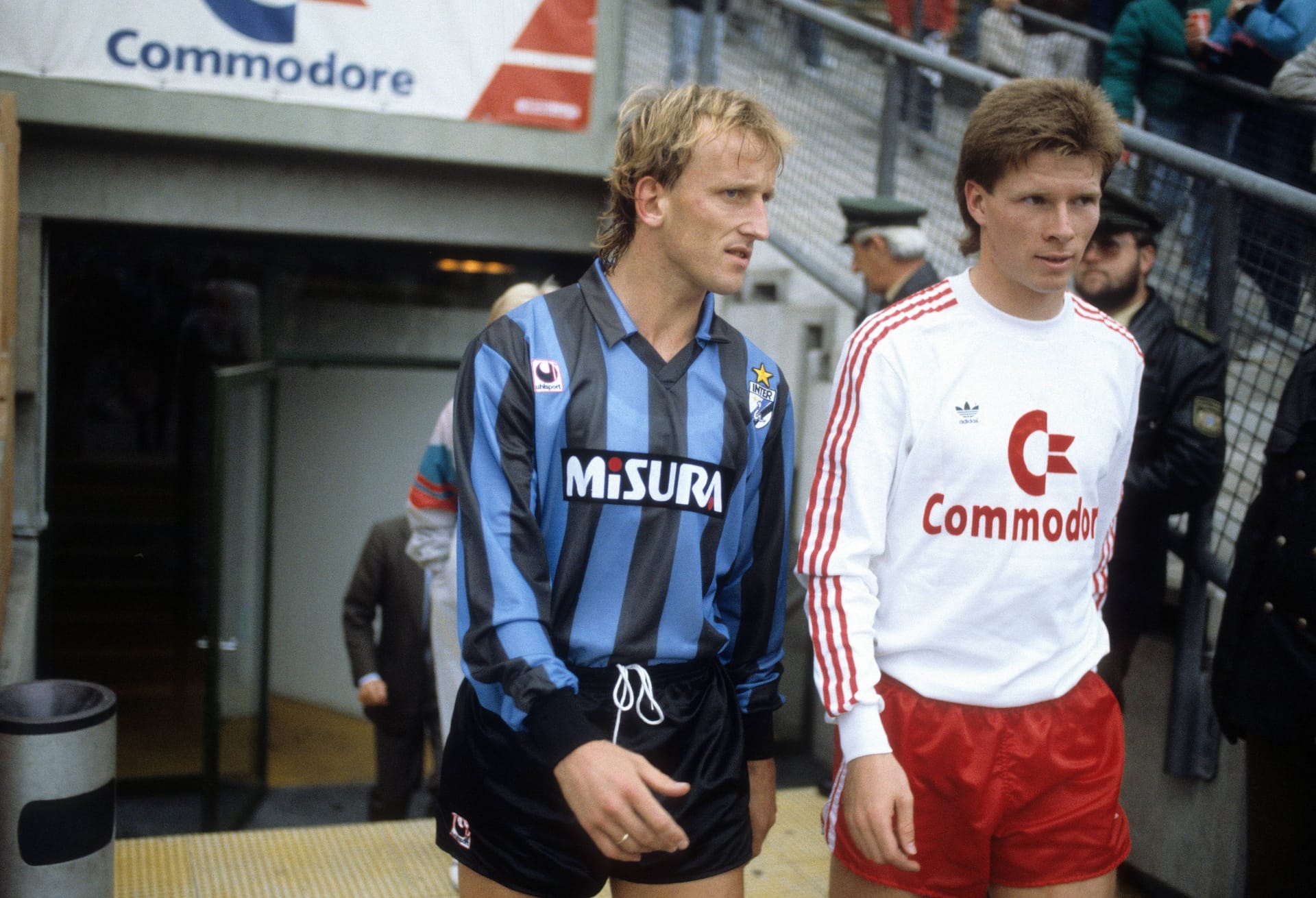Nach zwei Jahren an der Isar begann 1988 das Abenteuer Italien. Im Doppelpack mit Lothar Matthäus wechselte Brehme (l., hier mit Bayerns Stefan Reuter) zu Inter Mailand und gewann gleich im ersten Jahr den Meistertitel. 1989 kam auch noch Jürgen Klinsmann hinzu. Das deutsche Trio holte 1991 den Uefa Cup.