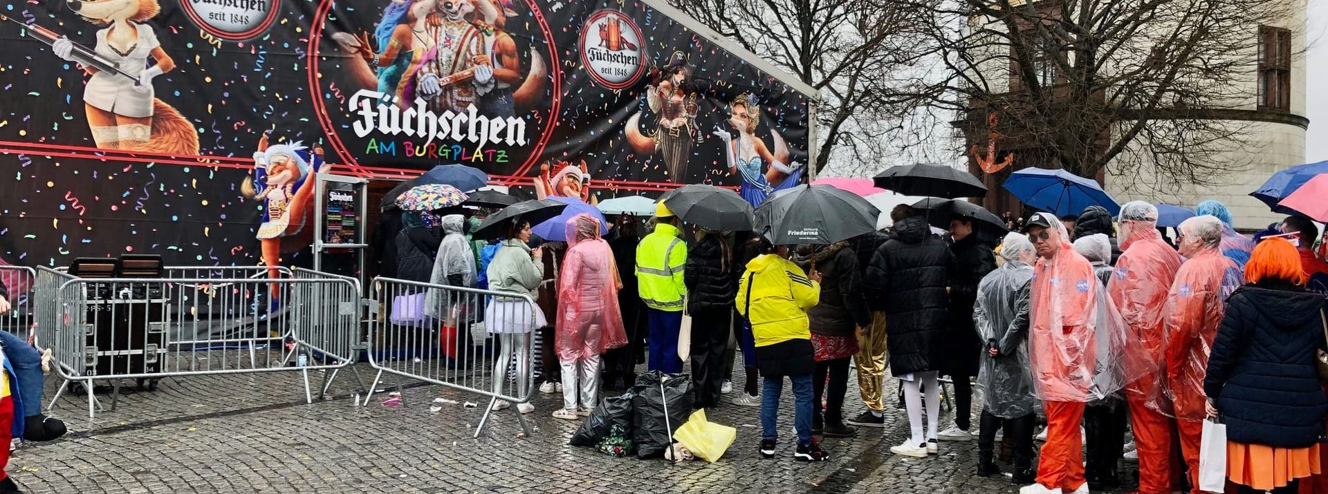 Wer es ins große Füchschen-Zelt auf dem Burgplatz schaffte, hatte es trocken und warm. Doch die Schlange davor ging über den halben Platz.