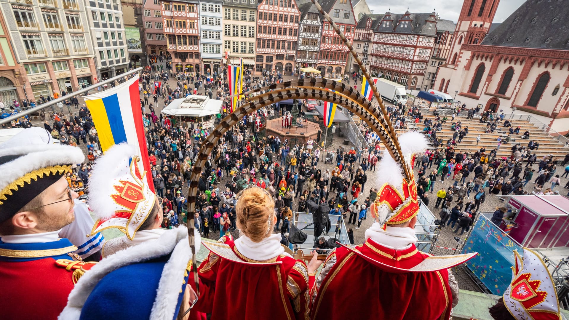 Impressionen von der Erstürmung des Römers: Oberbürgermeister Mike Josef (SPD) habe die weiße Flagge gehisst und den Stadtschlüssel dem Prinzenpaar übergeben. Impressionen von der Erstürmung des Römers: Oberbürgermeister Mike Josef (SPD) habe die weiße Flagge gehisst und den Stadtschlüssel dem Prinzenpaar übergeben.