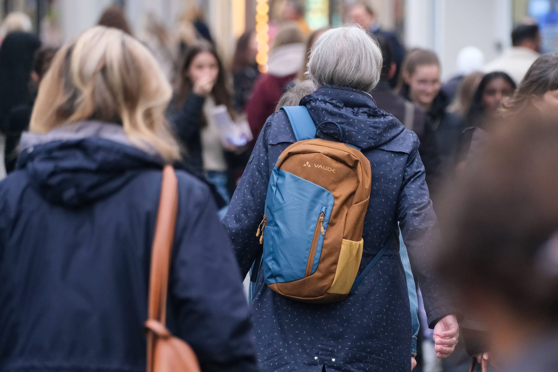 Menschen in einer Fußgängerzone (Symbolbild): Schon im Januar stiegen die Kosten für die gesetzliche Krankenversicherung.